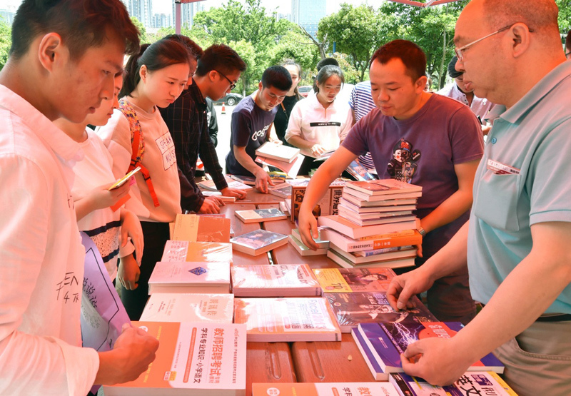 评职称出书费用揭秘：专著、独著与教材的成本概览