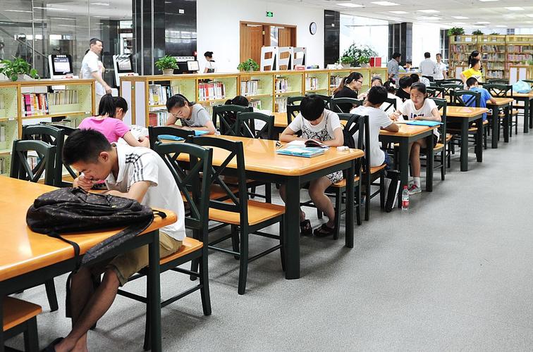 职称评定个人自费出书出版攻略：主编副主编署名下的职称评定优势解析